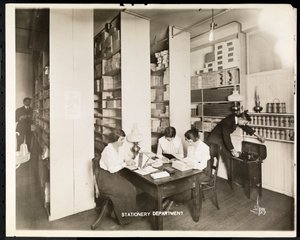 Donne che lavorano nel reparto cancelleria della Mantle Lamp Co. of America, New York, 1915-16